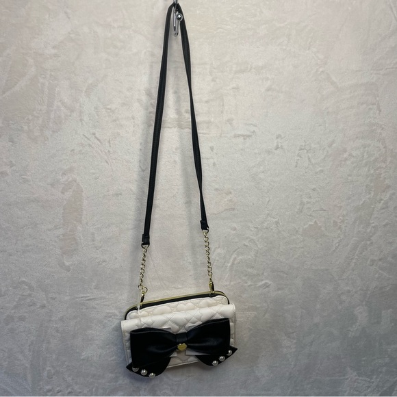 Betsey Johnson Quilted Heart Black/White Cross Body Bag Purse Mirror Coquette - Picture 2 of 6
